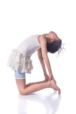 weinig meisje praktizerende yoga