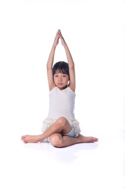 weinig meisje praktizerende yoga