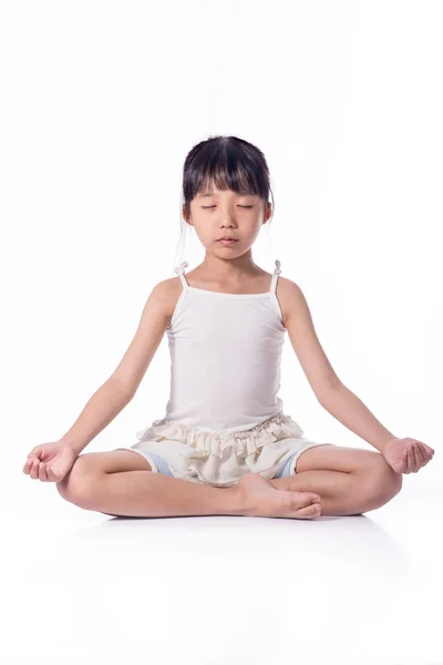 Niña practicando yoga — Foto de Stock