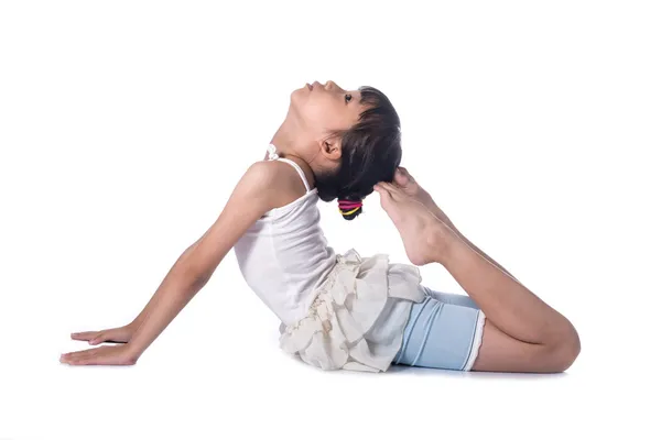 Kis lány gyakorló jóga Stock Fotó