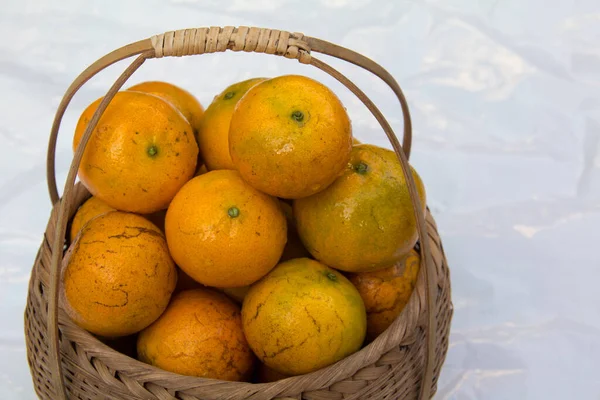 Naranjas Mandarina Frescas Maduras Apiladas Una Cesta Tejida Las Gotas — Foto de Stock