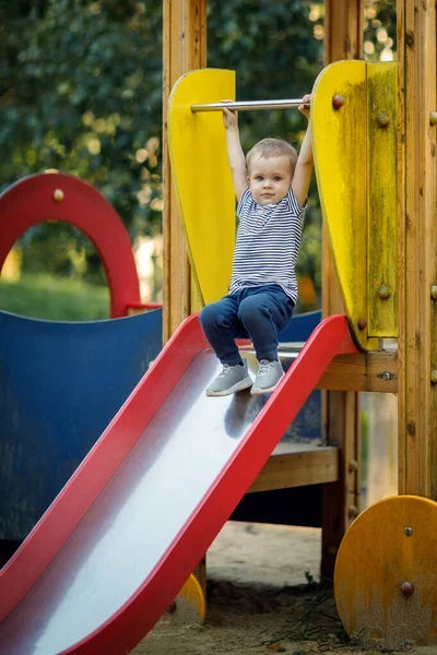 Rapazinho Está Pronto Para Patinar Nos Diapositivos Parque Infantil Menino — Fotografia de Stock