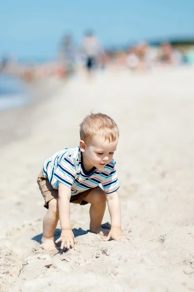 Niño Con Una Camisa Rayas Arrastrándose Por Arena Playa Aprende —  Fotos de Stock