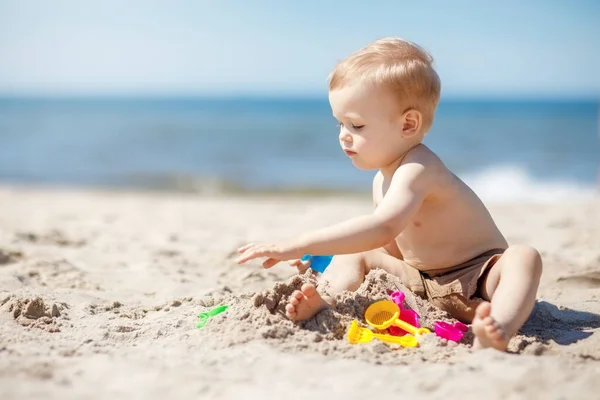Deniz kenarındaki kumsalda oynayan bir çocuk. Baltık Denizi 'nde harika bir tatil..