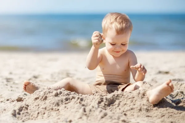 Krásný Chlapeček Bez Trička Dítě Hraje Letní Pláži Písku Žádná — Stock fotografie