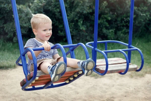 Küçük çocuk halk parkında salıncakta sallanıyor. Bir yere bakıp hayal kuruyorum. Açık havada mutlu bir çocukluk