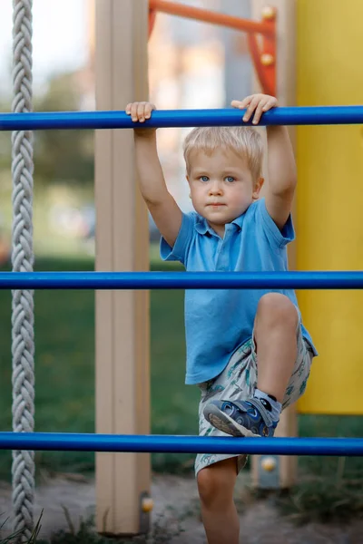 Ragazzino Sta Salendo Una Scala Blu Del Parco Giochi Guardando — Foto Stock