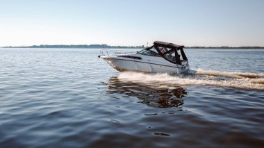 Bir yaz günü, küçük bir tekne yüksek hızla Vente Burnu 'na doğru uçar.