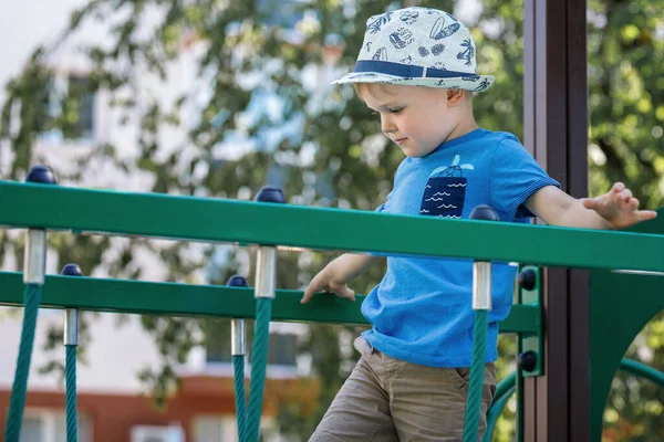 Menino Parque Infantil Dia Verão Desporto Para Crianças Criança Atravessa — Fotografia de Stock