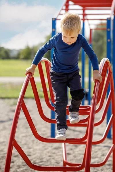 Corajoso Criança Pequena Brincando Escalando Escada Arco Parque Infantil Público — Fotografia de Stock