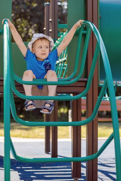 Feliz Menino Anos Escalando Brincando Parque Infantil Livre Cidade Criança — Fotografia de Stock