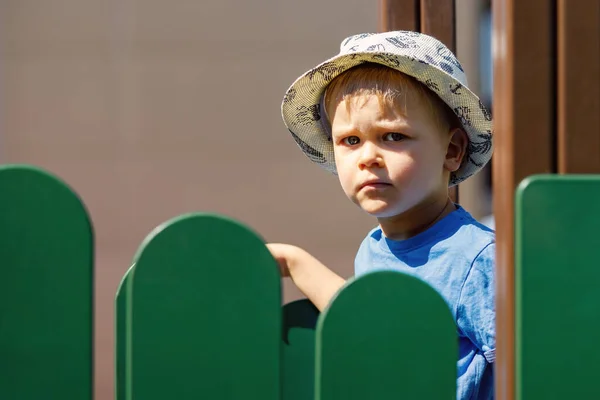 Piccolo Ragazzo Prescolastico Caucasico Con Cappello Che Gioca Nel Parco — Foto Stock