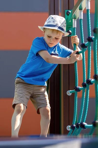 Vista Basso Angolo Adorabile Bambino Con Cappello Divertirsi Parco Giochi — Foto Stock