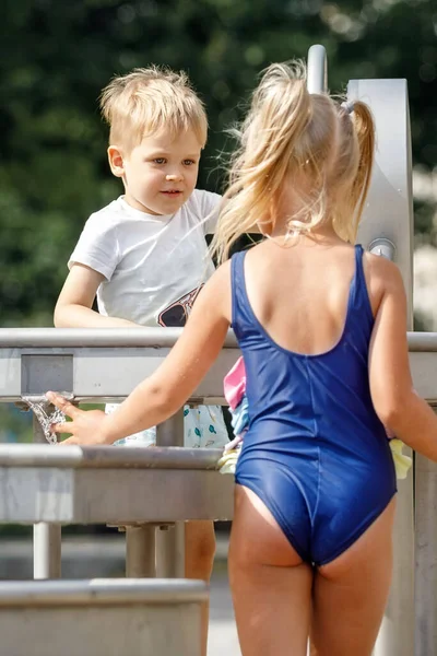 Een Gelukkig Jongetje Lief Meisje Een Blauw Zwempak Speelt Met Stockafbeelding