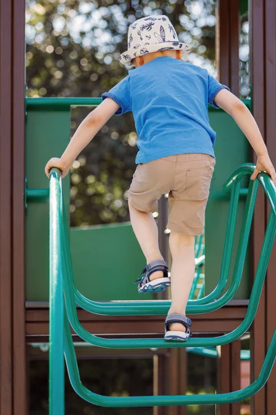 Menino Uma Camiseta Azul Corajosamente Sobe Playground Com Uma Escada — Fotografia de Stock
