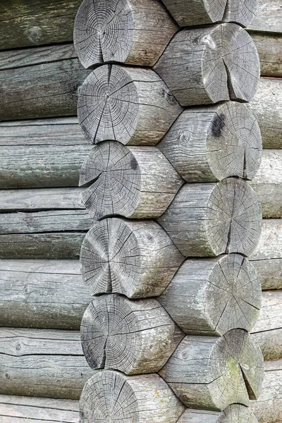 ブロックハウスのコーナーを閉じます 木造の家の丸太の壁 垂直写真 — ストック写真
