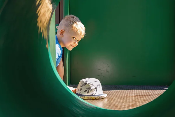 Criança Brincando Crianças Livre Playground Verde Parque Cidade Rapazinho Tira — Fotografia de Stock