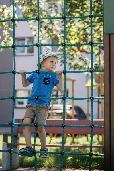 Menino Camiseta Azul Playground Livre Escalando Teia Corda Verde — Fotografia de Stock