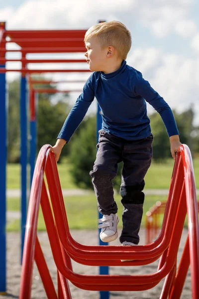 Menino Está Subindo Pendurado Uma Escada Metal Forma Arco Playground — Fotografia de Stock