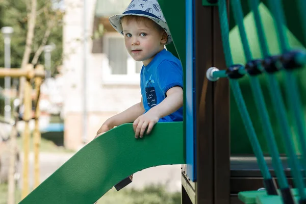 Ragazzino Che Diverte Nel Parco Giochi All Aperto Sullo Scivolo — Foto Stock