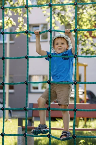 Criança Parque Infantil Rapazinho Num Parque Infantil Subir Torre Rede — Fotografia de Stock