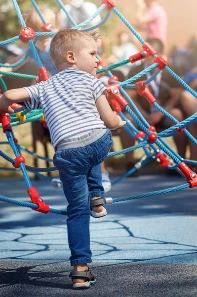 Bel Ragazzo Che Diverte Nel Parco Giochi All Aperto Tempo — Foto Stock