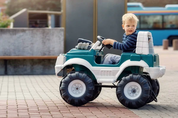 Junge Fährt Batteriebetriebenen Auto Das Konzept Einer Glücklichen Kindheit — Stockfoto