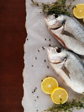 Limonlu, biberiyeli ve baharatlı balık pişiriyorum.