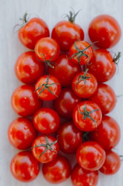 Beyaz arka planda organik parlak kiraz domatesleri