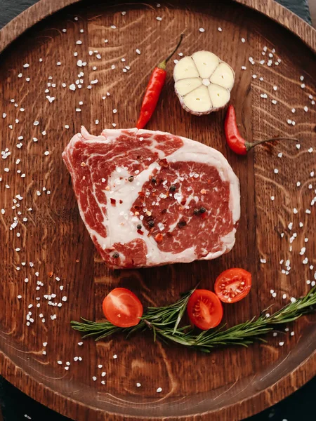 新鮮なハーブとチェリートマトの生リブアイステーキ — ストック写真