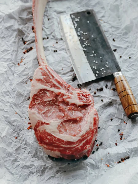 Syrový Tomahawk Steak Dřevěném Pozadí Kořením — Stock fotografie