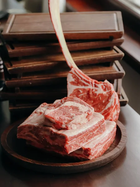 Rohe Steaks Auf Holzboden Zum Kochen — Stockfoto