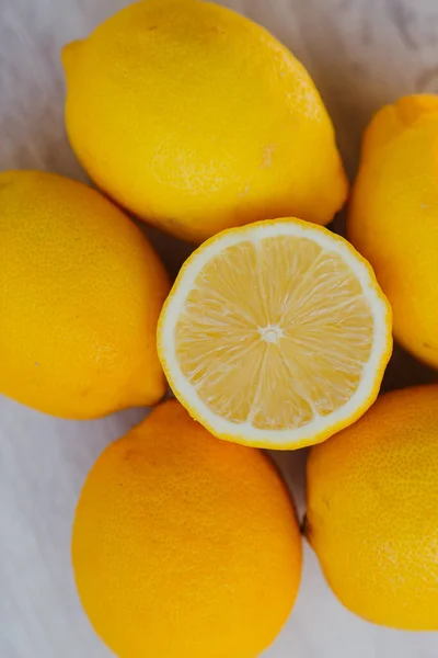 Ein Vertikales Foto Von Sechs Zitronen Auf Einem Hölzernen Hintergrund — Stockfoto