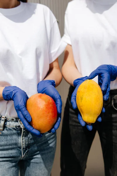 Vorführung Von Papayas Händen — Stockfoto