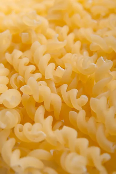 在白色背景上未煮熟的 Fusilli — 图库照片