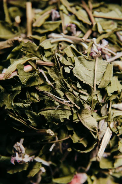 Close Dry Tea Cut Green Leaves Green Tea Background — Stock Photo, Image