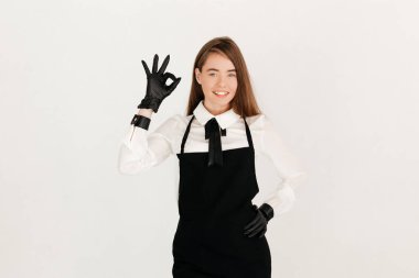 Virüs konseptini önlemek. Önlüklü garson ve tıbbi eldiven. Salgın zamanlarında küçük işletmeleri teşvik ediyor.