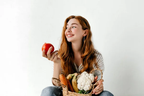 Jeune Femme Souriante Assise Sur Sol Déballer Ses Achats Panier — Photo