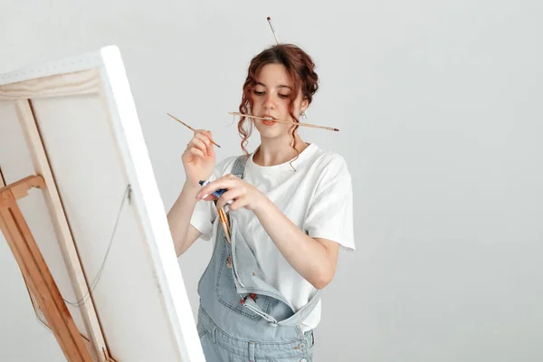 Female Artist Painting Picture Her Studio Woman Paints Picture Canvas — Foto Stock