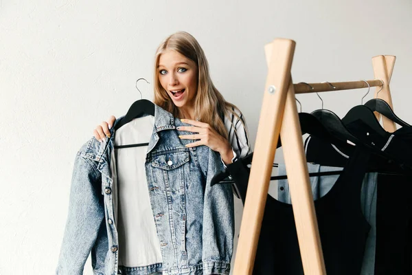 Blondýnka Drží Věšák Džínovou Bundou Móda Styl Konzumní Koncept — Stock fotografie