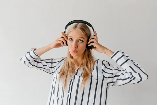 Piękna Dziewczyna Meloman Słuchawkami Izolowane Białym — Zdjęcie stockowe