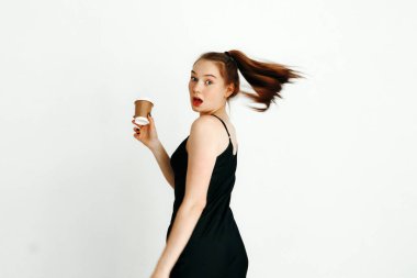 Enerji toplamak için sabah kahvesi. Sabah rutini konsepti