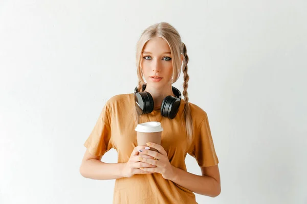 Dziewczyna Ciesząc Się Filiżankę Herbaty Lub Kawy Białym Tle Odpoczynek — Zdjęcie stockowe