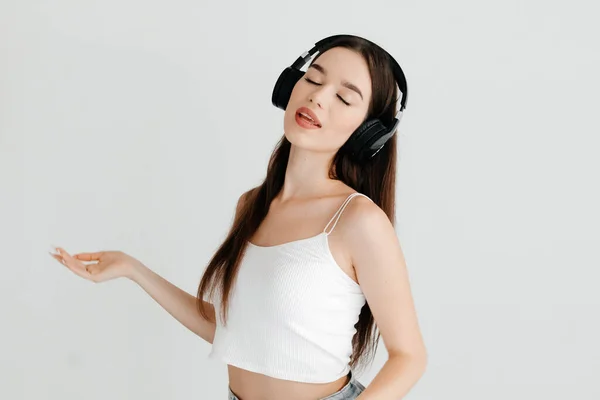 Young Woman Wearing Casual Clothes White Top Jeans Black Headphones — Stockfoto