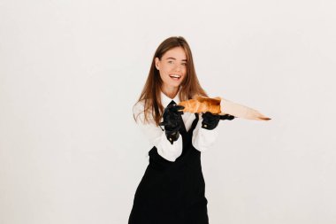 Garson kafede kruvasan paketliyor, Coronavirus sırasında müşterilerine servis yapıyor.