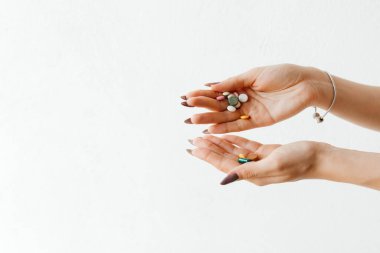 Haplar, kızların elindeki haplar. Hastalık konsepti. Kadın acıdan ilaç alacak.