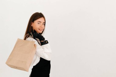 Üniformalı garsonun elinde paket yiyecek paketi var. Bir müşteriye teslim etmeye hazır.