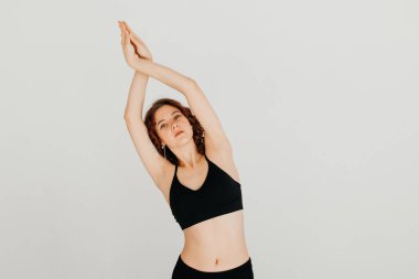 Stüdyoda siyah iç çamaşırı giyen sevimli ve neşeli bir kadın. Kişisel bakım yaşam tarzı kavramı