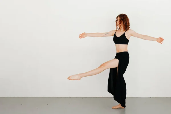 Modern Redhead Ballet Dancer Young Flexible Woman Dancer Curly Red — Fotografia de Stock