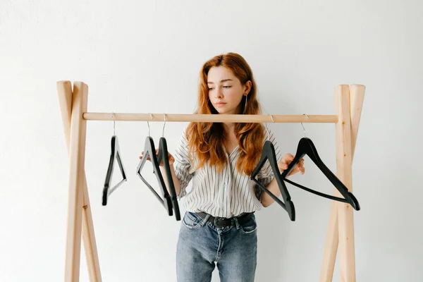 Young Woman Empty Clothes Rack Black Hangers Standing Shop Dry — Stock Photo, Image